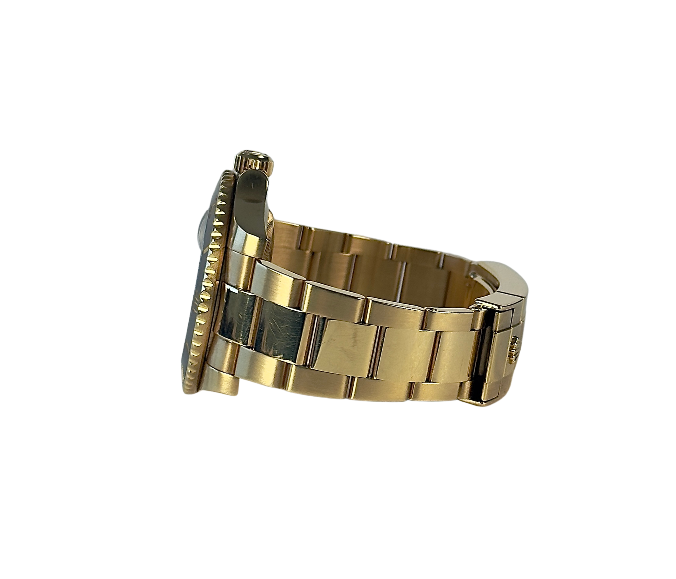 Rolex Submariner 116618LN (2014) i 18 kt. guld. Uret fremstår i god stand, 8/10, og trænger ikke til service. Kommer som fuldt sæt: Bokse, certifikat, manualer, hangtag og whitetag.