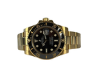Rolex Submariner 116618LN (2014) i 18 kt. guld. Uret fremstår i god stand, 8/10, og trænger ikke til service. Kommer som fuldt sæt: Bokse, certifikat, manualer, hangtag og whitetag.