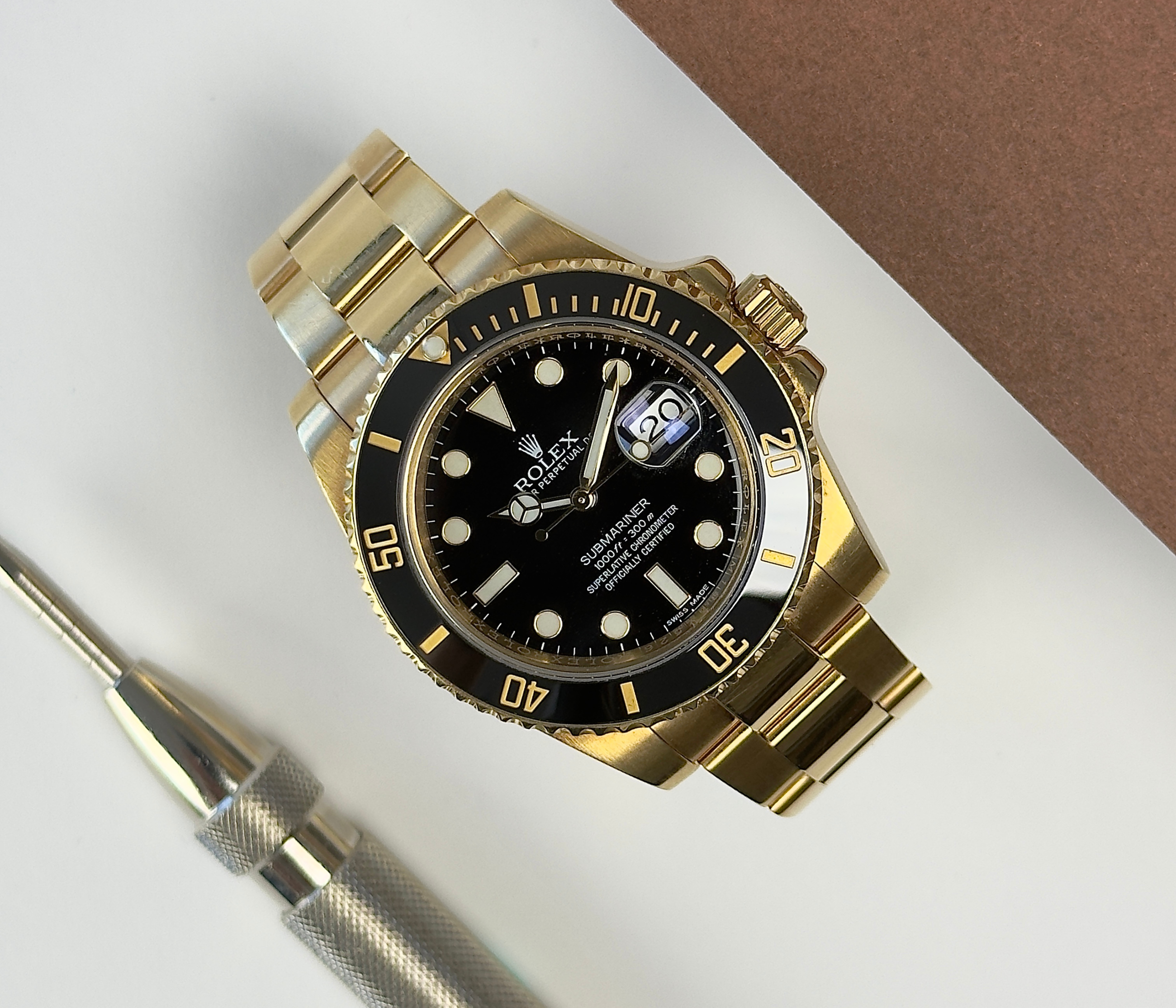 Rolex Submariner 116618LN (2014) i 18 kt. guld. Uret fremstår i god stand, 8/10, og trænger ikke til service. Kommer som fuldt sæt: Bokse, certifikat, manualer, hangtag og whitetag.