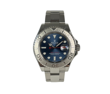 Rolex Yacht-Master 116622 (2010) i stål med drejekrans i platin. Uret kommer på en Oysterlænke i stål med flot blå skive. Det fremstår i god stand med alm. brugsspor, 8.5/10. Kommer som fuldt sæt: Bokse, certifikat og hangtag.
Uret er en G-serie produceret i 2010, men solgt fra forhandler i 2012.