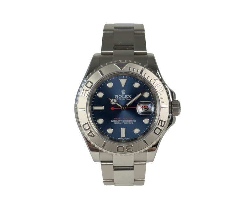 Rolex Yacht-Master 116622 (2010) i stål med drejekrans i platin. Uret kommer på en Oysterlænke i stål med flot blå skive. Det fremstår i god stand med alm. brugsspor, 8.5/10. Kommer som fuldt sæt: Bokse, certifikat og hangtag.
Uret er en G-serie produceret i 2010, men solgt fra forhandler i 2012.