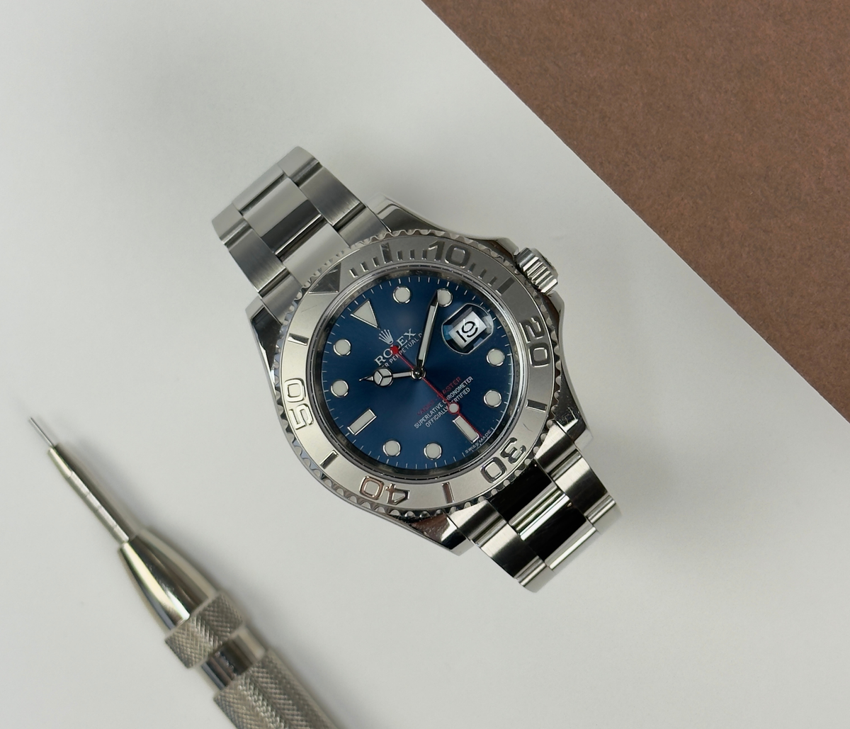 Rolex Yacht-Master 116622 (2010) i stål med drejekrans i platin. Uret kommer på en Oysterlænke i stål med flot blå skive. Det fremstår i god stand med alm. brugsspor, 8.5/10. Kommer som fuldt sæt: Bokse, certifikat og hangtag.
Uret er en G-serie produceret i 2010, men solgt fra forhandler i 2012.