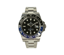 Rolex GMT-Master II 116710BLNR (2013) i stål med blå/sort keramisk drejekrans. Uret fremstår i flot stand med få brugsspor, 9/10. Kommer som fuldt sæt: Bokse, certifikat mv.