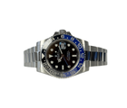 Rolex GMT-Master II 116710BLNR (2016) i stål på Oysterlænke med keramisk krans i blå/sort. Uret fremstår i rigtig flot stand, 9/10. Kommer som fuldt sæt: Bokse, certifikat, tag og manualer