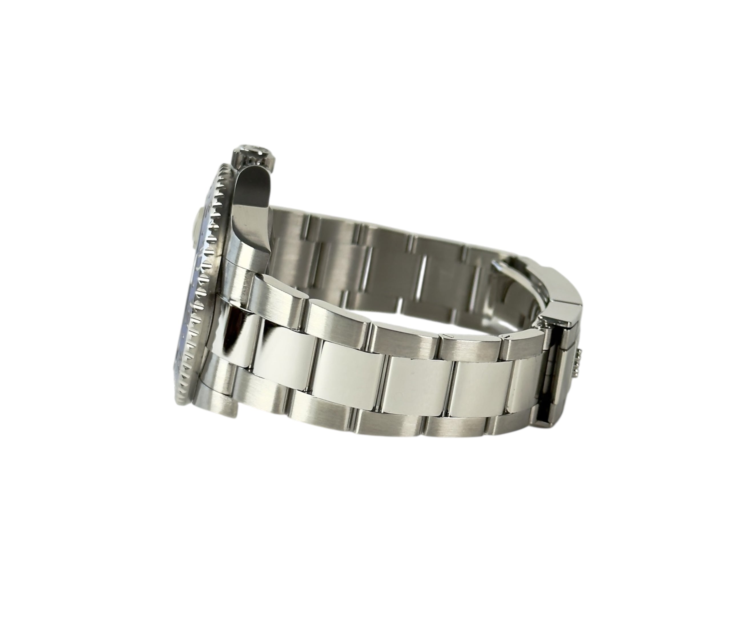 Rolex GMT-Master II 116710BLNR (2013) i stål med blå/sort keramisk drejekrans. Uret fremstår i flot stand med få brugsspor, 9/10. Kommer som fuldt sæt: Bokse, certifikat mv.