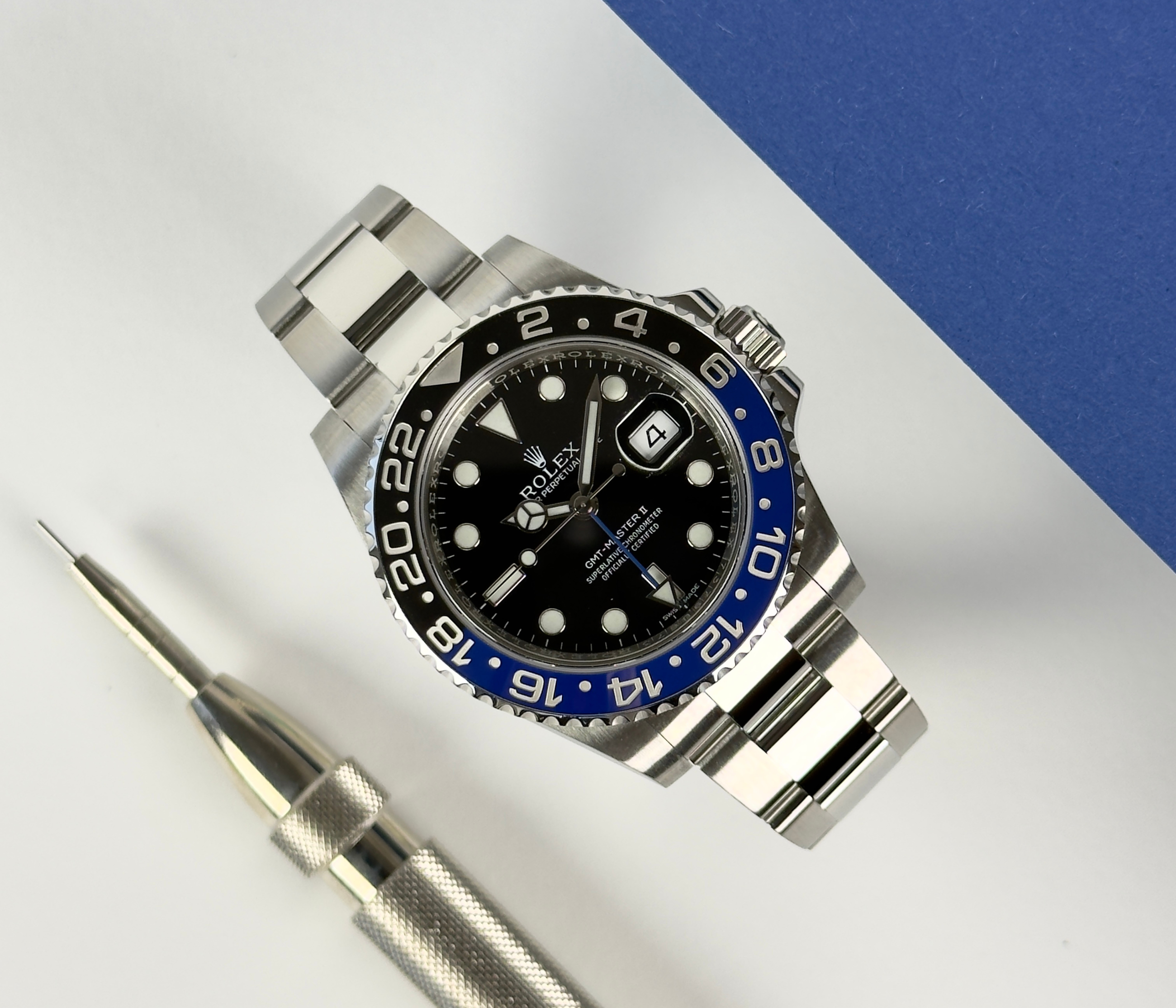 Rolex GMT-Master II 116710BLNR (2013) i stål med blå/sort keramisk drejekrans. Uret fremstår i flot stand med få brugsspor, 9/10. Kommer som fuldt sæt: Bokse, certifikat mv.