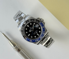 Rolex GMT-Master II 116710BLNR (2016) i stål på Oysterlænke med keramisk krans i blå/sort. Uret fremstår i rigtig flot stand, 9/10. Kommer som fuldt sæt: Bokse, certifikat, tag og manualer