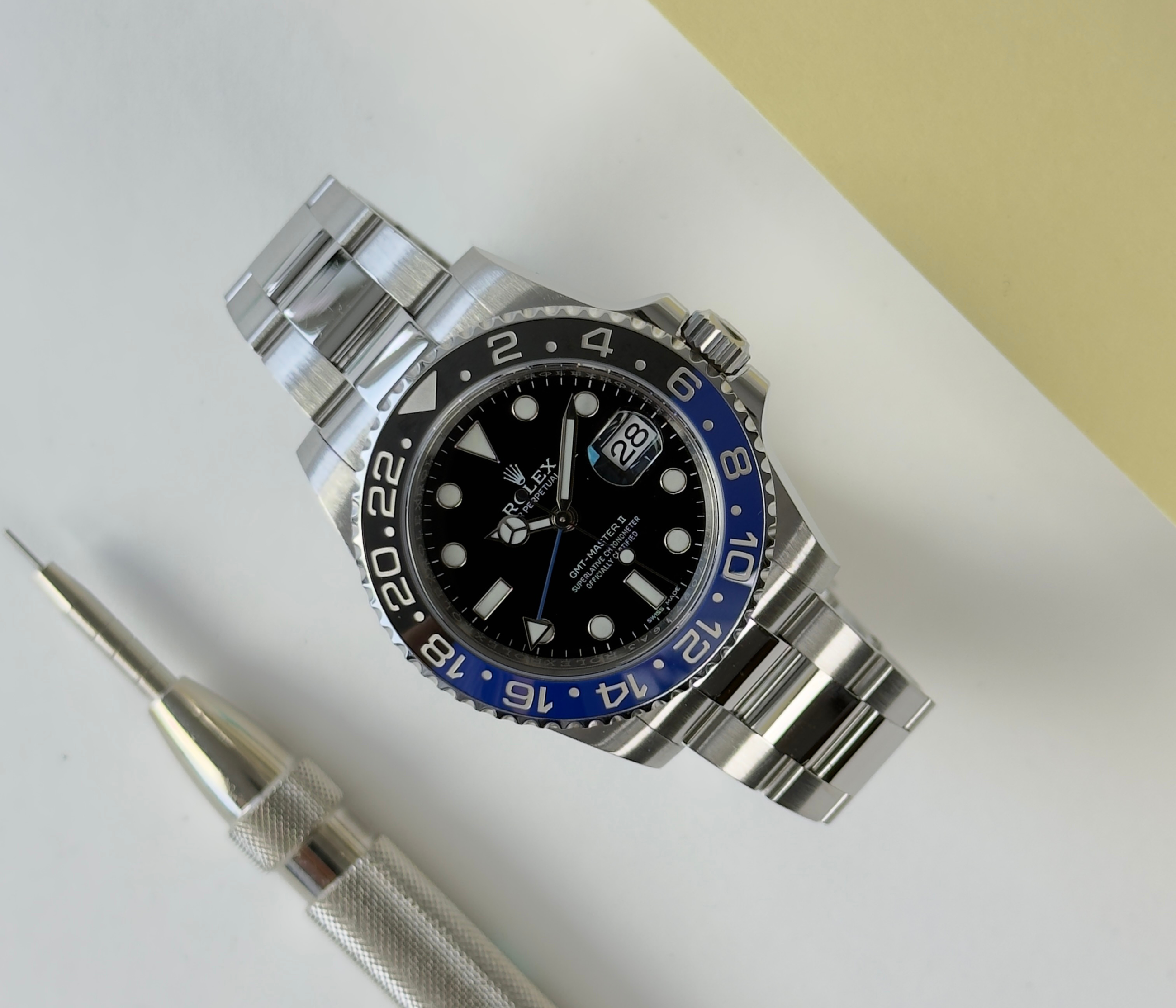 Rolex GMT-Master II 116710BLNR (2016) i stål på Oysterlænke med keramisk krans i blå/sort. Uret fremstår i rigtig flot stand, 9/10. Kommer som fuldt sæt: Bokse, certifikat, tag og manualer