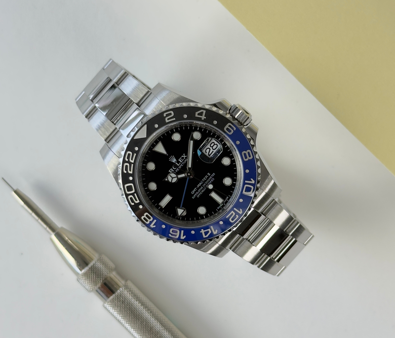 Rolex GMT-Master II 116710BLNR (2016) i stål på Oysterlænke med keramisk krans i blå/sort. Uret fremstår i rigtig flot stand, 9/10. Kommer som fuldt sæt: Bokse, certifikat, tag og manualer