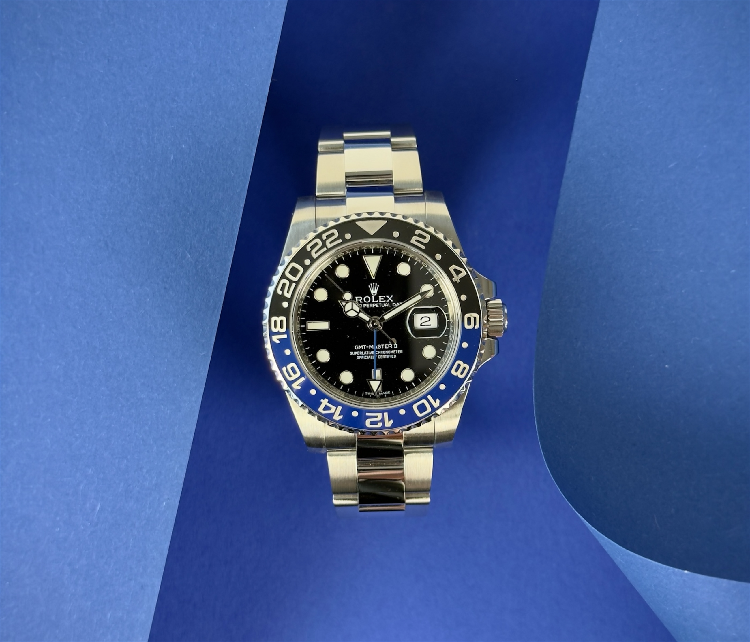 Rolex GMT-Master II 116710BLNR (2013) i stål med blå/sort keramisk drejekrans. Uret fremstår i flot stand med få brugsspor, 9/10. Kommer som fuldt sæt: Bokse, certifikat mv.