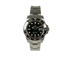 Rolex GMT-Master II 116710LN (2016) i stål på Oysterlænke med sort skive- og GMT-drejekrans. Uret fremstår i virkelig flot stand med få brugsspor, +9/10. Kommer som fuldt sæt: bokse, certifikat, manualer, kortholder og hangtag.