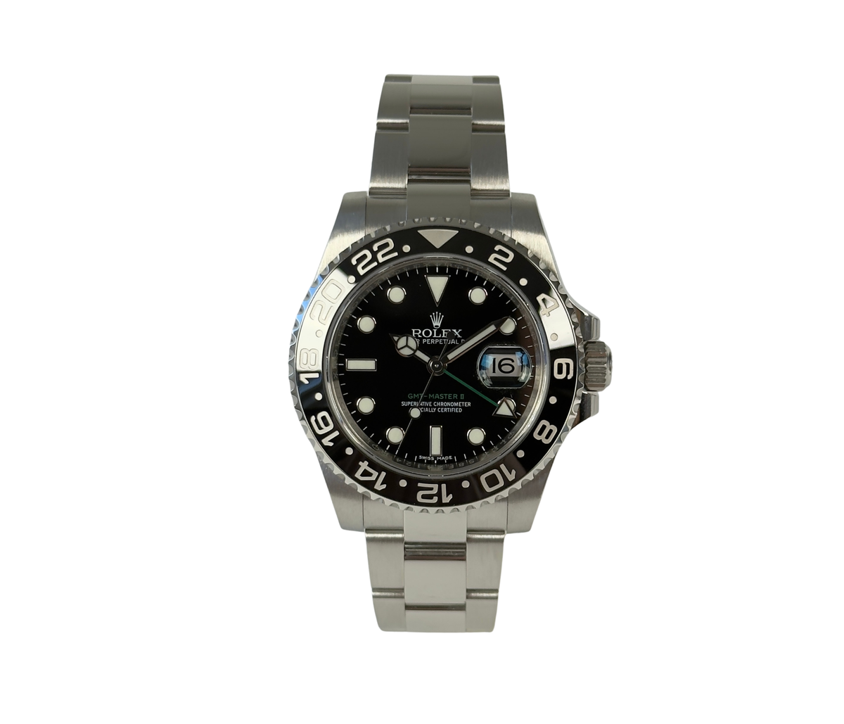 Rolex GMT-Master II 116710LN (2016) i stål på Oysterlænke med sort skive- og GMT-drejekrans. Uret fremstår i virkelig flot stand med få brugsspor, +9/10. Kommer som fuldt sæt: bokse, certifikat, manualer, kortholder og hangtag.