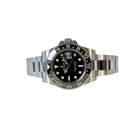 Rolex GMT-Master II 116710LN (2016) i stål på Oysterlænke med sort skive- og GMT-drejekrans. Uret fremstår i virkelig flot stand med få brugsspor, +9/10. Kommer som fuldt sæt: bokse, certifikat, manualer, kortholder og hangtag.