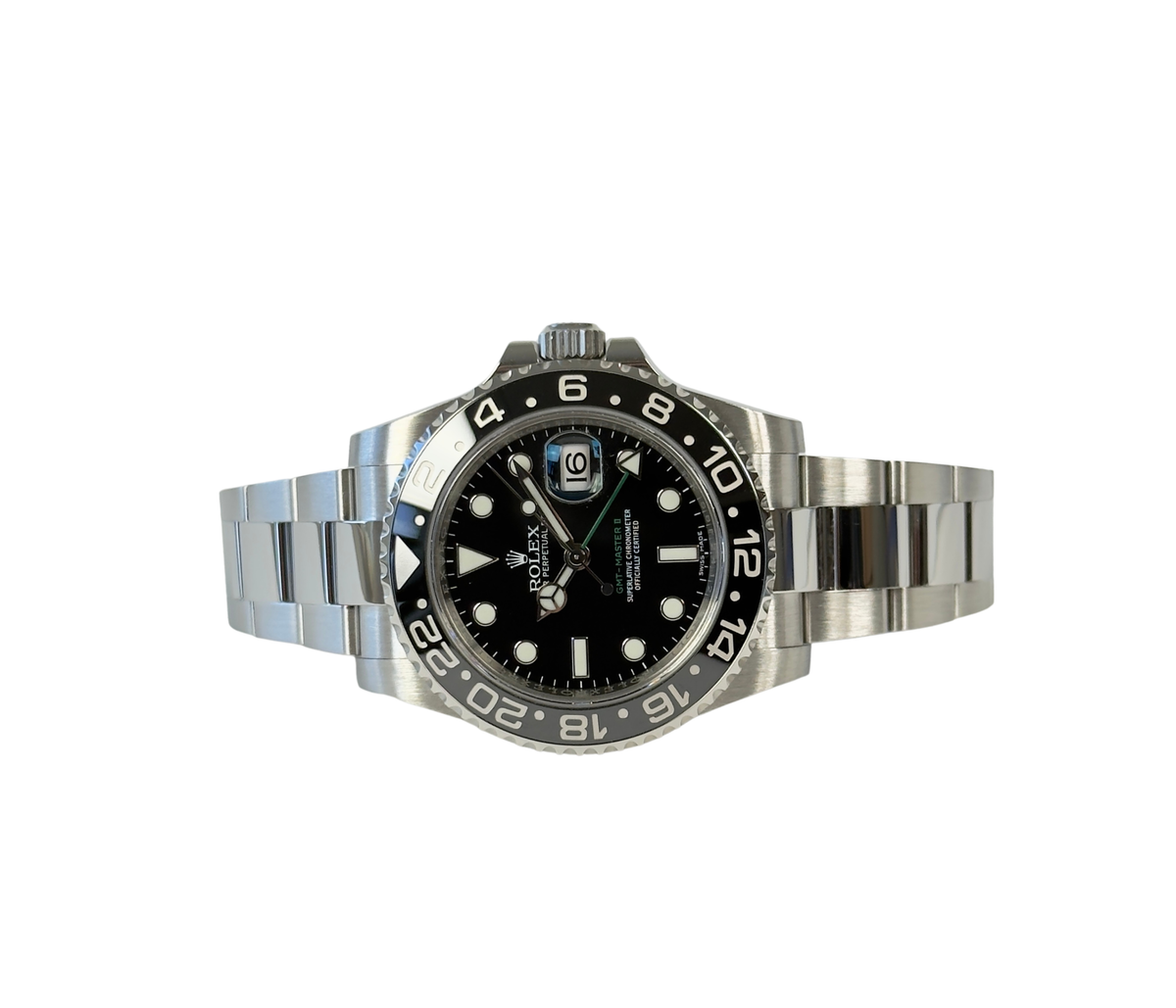 Rolex GMT-Master II 116710LN (2016) i stål på Oysterlænke med sort skive- og GMT-drejekrans. Uret fremstår i virkelig flot stand med få brugsspor, +9/10. Kommer som fuldt sæt: bokse, certifikat, manualer, kortholder og hangtag.