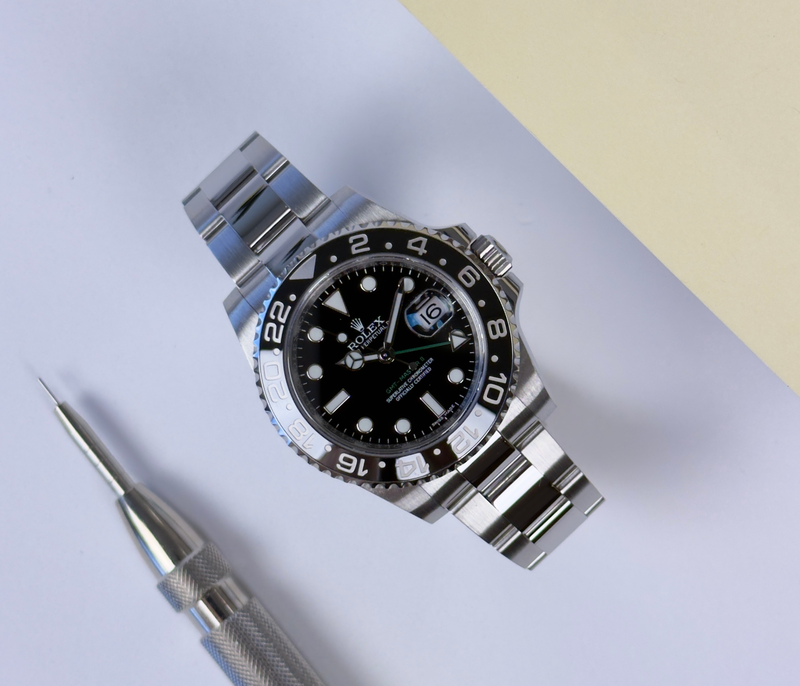 Rolex GMT-Master II 116710LN (2016) i stål på Oysterlænke med sort skive- og GMT-drejekrans. Uret fremstår i virkelig flot stand med få brugsspor, +9/10. Kommer som fuldt sæt: bokse, certifikat, manualer, kortholder og hangtag.