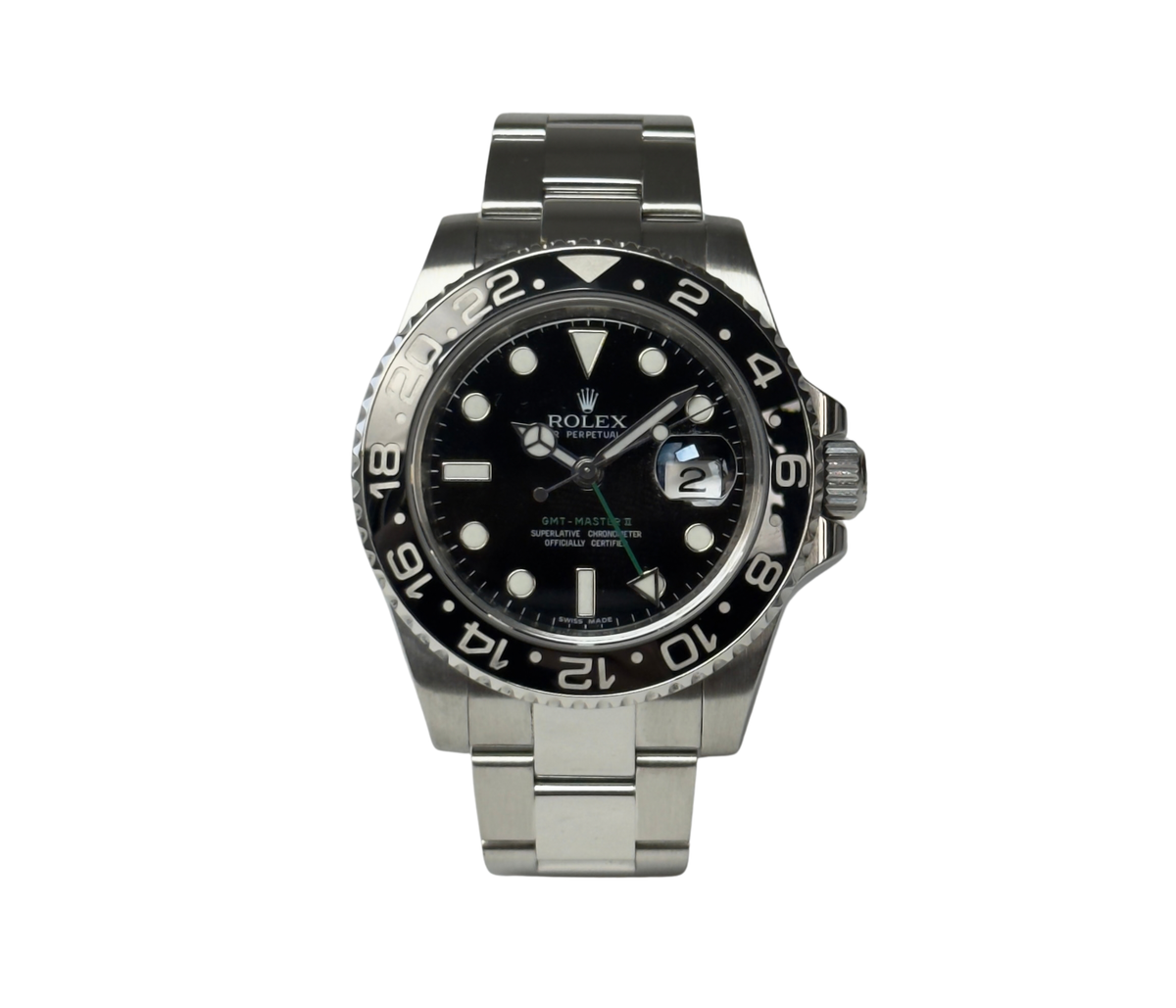 Rolex GMT-Master 116710LN (2010) i stål på Oysterlænke. Uret fremstår i utrolig flot stand med få brugsspor, 9/10. Kommer som fuldt sæt: bokse, certifikat, manualer, kortholder og hangtag.
Uret er nyserviceret med to års garanti.