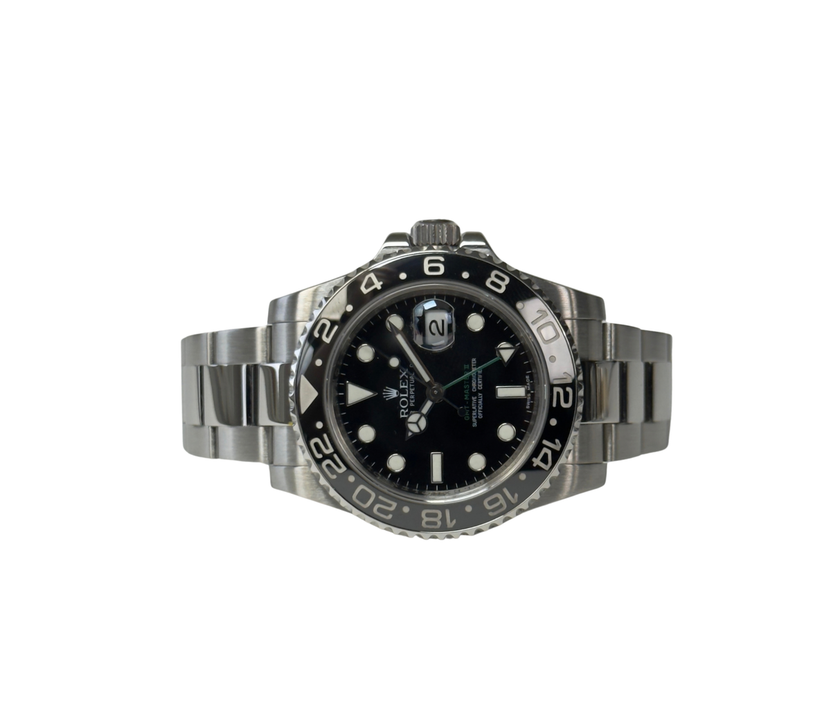 Rolex GMT-Master 116710LN (2010) i stål på Oysterlænke. Uret fremstår i utrolig flot stand med få brugsspor, 9/10. Kommer som fuldt sæt: bokse, certifikat, manualer, kortholder og hangtag.
Uret er nyserviceret med to års garanti.