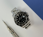 Rolex GMT-Master 116710LN (2010) i stål på Oysterlænke. Uret fremstår i utrolig flot stand med få brugsspor, 9/10. Kommer som fuldt sæt: bokse, certifikat, manualer, kortholder og hangtag.
Uret er nyserviceret med to års garanti.