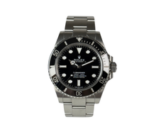 Rolex Submariner 124060 'No Date' (2025) i stål på Oysterlænke med sort skive samt sort drejekrans i keramik.
Uret fremstår i flot stand med mindre brugsspor, 8.5/10. Kommer som fuldt sæt: Bokse, certifikat, manualer, hangtag og købskvittering fra dansk AD. 
Uret er omfattet af Rolex World Wide Garanti til 2030.