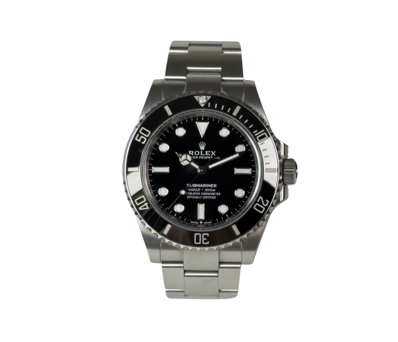 Rolex Submariner 124060 'No Date' (2025) i stål på Oysterlænke med sort skive samt sort drejekrans i keramik.
Uret fremstår i flot stand med mindre brugsspor, 8.5/10. Kommer som fuldt sæt: Bokse, certifikat, manualer, hangtag og købskvittering fra dansk AD. 
Uret er omfattet af Rolex World Wide Garanti til 2030.