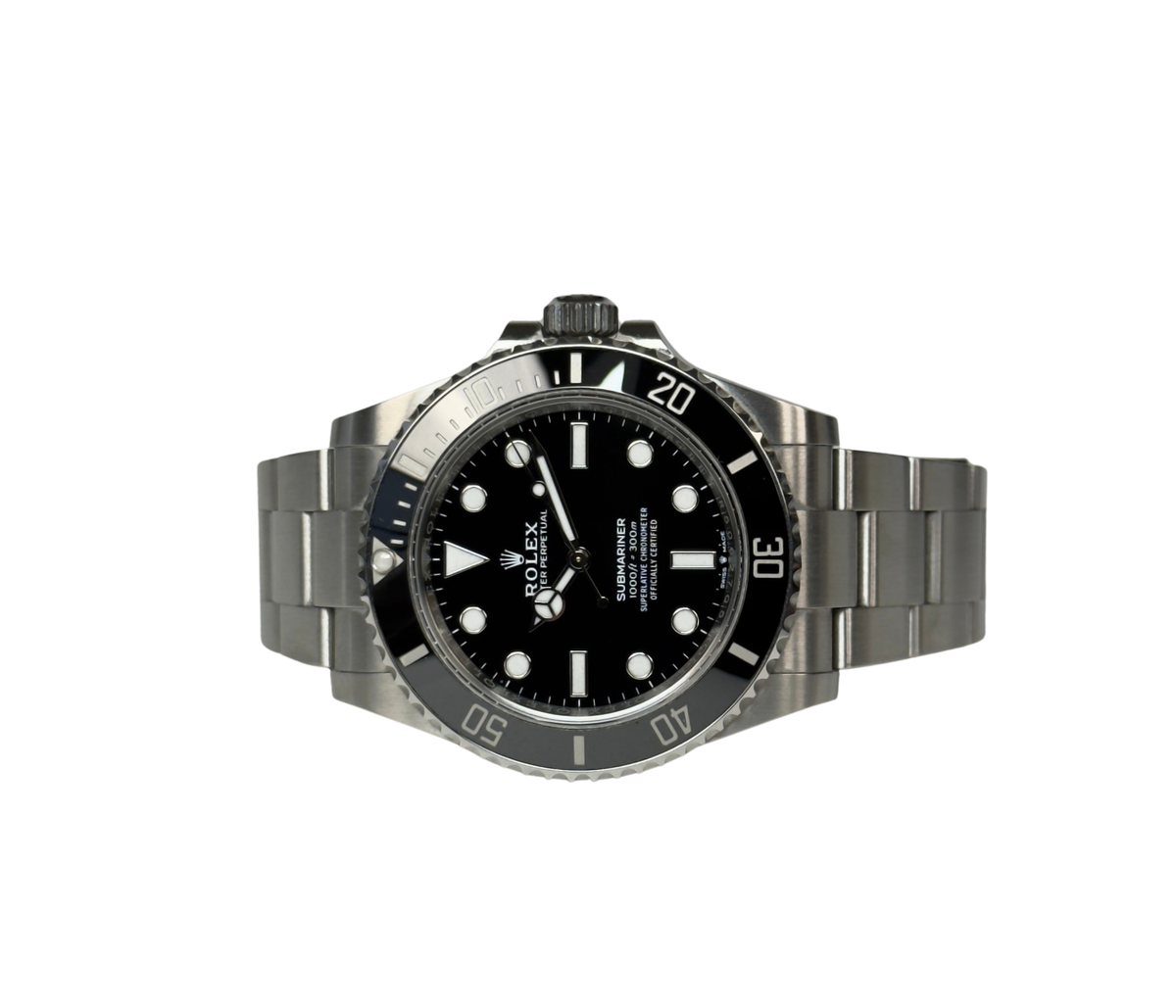 Rolex Submariner 124060 'No Date' (2025) i stål på Oysterlænke med sort skive samt sort drejekrans i keramik.
Uret fremstår i flot stand med mindre brugsspor, 8.5/10. Kommer som fuldt sæt: Bokse, certifikat, manualer, hangtag og købskvittering fra dansk AD. 
Uret er omfattet af Rolex World Wide Garanti til 2030.