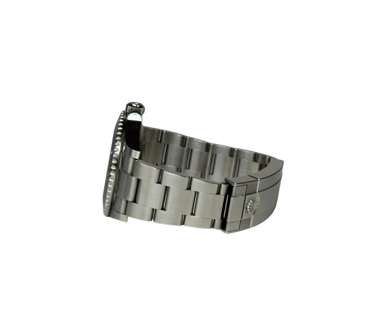 Rolex Submariner 124060 'No Date' (2025) i stål på Oysterlænke med sort skive samt sort drejekrans i keramik.
Uret fremstår i flot stand med mindre brugsspor, 8.5/10. Kommer som fuldt sæt: Bokse, certifikat, manualer, hangtag og købskvittering fra dansk AD. 
Uret er omfattet af Rolex World Wide Garanti til 2030.