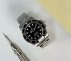 Rolex Submariner 124060 'No Date' (2025) i stål på Oysterlænke med sort skive samt sort drejekrans i keramik.
Uret fremstår i flot stand med mindre brugsspor, 8.5/10. Kommer som fuldt sæt: Bokse, certifikat, manualer, hangtag og købskvittering fra dansk AD. 
Uret er omfattet af Rolex World Wide Garanti til 2030.