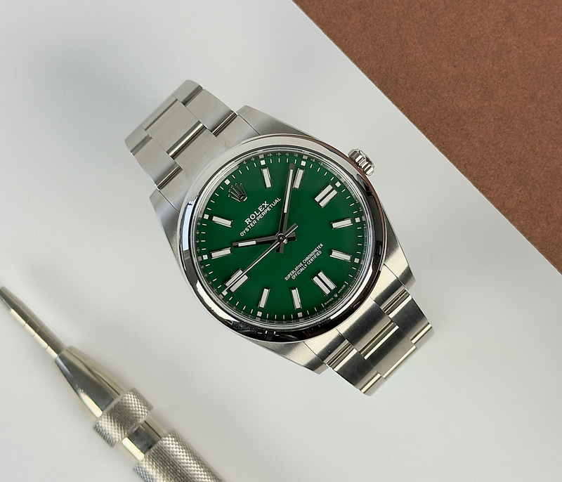 Rolex Oyster Perpetual 41 124300 (2022) i stål. Super flot grøn skive samt smooth lynette. Uret fremstår i mint stand med minimale håndteringsspor. Kommer som fuldt sæt: bokse, certifikat, manualer og tag. Uret er omfattet af Rolex World Wide Garanti til december 2027.