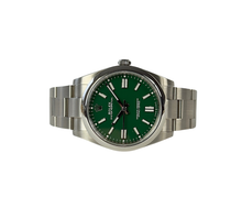 Rolex Oyster Perpetual 41 124300 (2022) i stål. Super flot grøn skive samt smooth lynette. Uret fremstår i mint stand med minimale håndteringsspor. Kommer som fuldt sæt: bokse, certifikat, manualer og tag. Uret er omfattet af Rolex World Wide Garanti til december 2027.