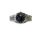 Rolex Datejust 126234 (2021) med en flot blå sunburst skive med diamanter. Kommer med hvidguldslynette og Jubileelænke.
Kommer som fuldt: Bokse, certifikat, manualer, hangtag, whitetag og tre ekstra led.