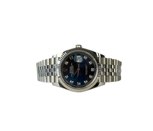 Rolex Datejust 126234 (2021) med en flot blå sunburst skive med diamanter. Kommer med hvidguldslynette og Jubileelænke.
Kommer som fuldt: Bokse, certifikat, manualer, hangtag, whitetag og tre ekstra led.