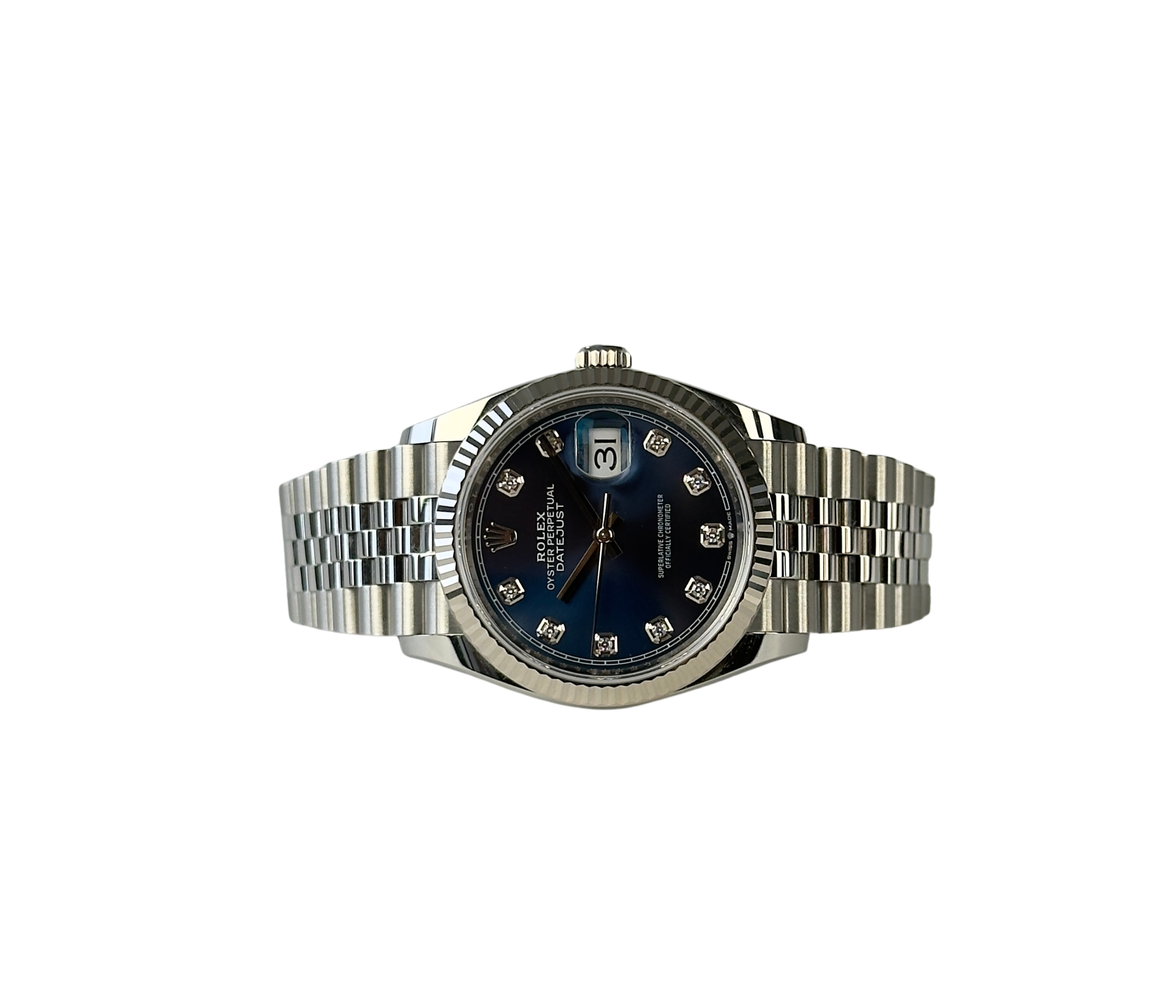 Rolex Datejust 126234 (2021) med en flot blå sunburst skive med diamanter. Kommer med hvidguldslynette og Jubileelænke.
Kommer som fuldt: Bokse, certifikat, manualer, hangtag, whitetag og tre ekstra led.