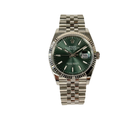 Rolex Datejust 126234 Mint green (2025) i stål på Jubilee-lænke med riflet krans i 18kt. hvidguld og grøn skive. Uret fremstår i nær ny stand med få håndteringsspor, 9.9/10. Kommer som fuldt sæt: Bokse (den nye), certifikat, manualer, kortholder, hangtag, whitetag og købskvittering fra dansk AD.