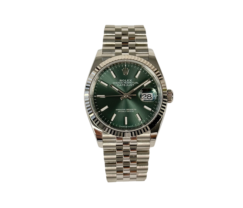 Rolex Datejust 126234 Mint green (2025) i stål på Jubilee-lænke med riflet krans i 18kt. hvidguld og grøn skive. Uret fremstår i nær ny stand med få håndteringsspor, 9.9/10. Kommer som fuldt sæt: Bokse (den nye), certifikat, manualer, kortholder, hangtag, whitetag og købskvittering fra dansk AD.