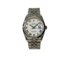 Rolex Datejust 126234 (2024) i stål på Jubilee-lænke med riftet krans i 18kt. hvidguld. Kommer med denne super flotte hvide skive med Roman timemarkører. Uret fremstår i alm. pæn stand. 8/10. Kommer som fuldt sæt: Boks, certifikat