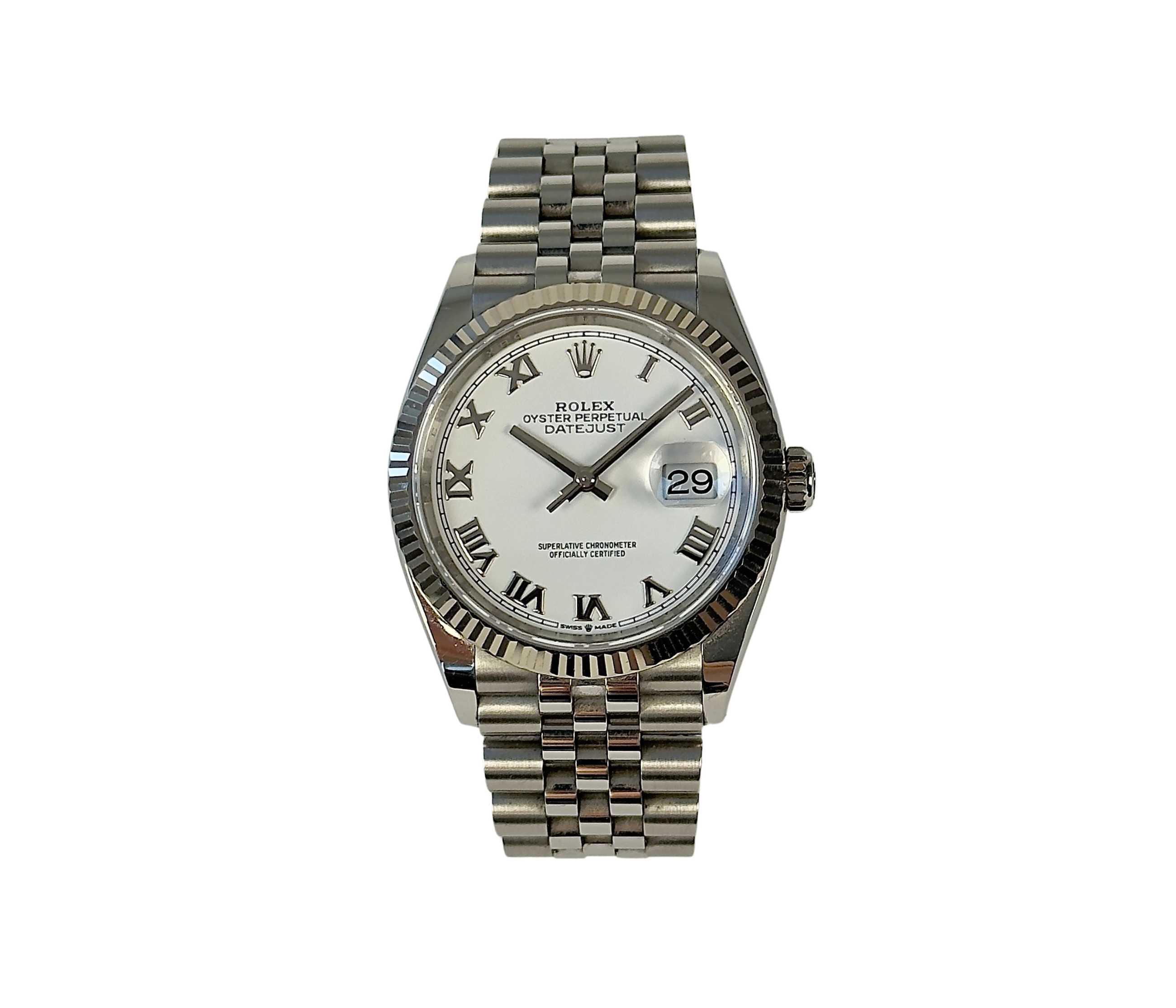 Rolex Datejust 126234 (2024) i stål på Jubilee-lænke med riftet krans i 18kt. hvidguld. Kommer med denne super flotte hvide skive med Roman timemarkører. Uret fremstår i alm. pæn stand. 8/10. Kommer som fuldt sæt: Boks, certifikat