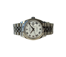 Rolex Datejust 126234 (2024) i stål på Jubilee-lænke med riftet krans i 18kt. hvidguld. Kommer med denne super flotte hvide skive med Roman timemarkører. Uret fremstår i alm. pæn stand. 8/10. Kommer som fuldt sæt: Boks, certifikat