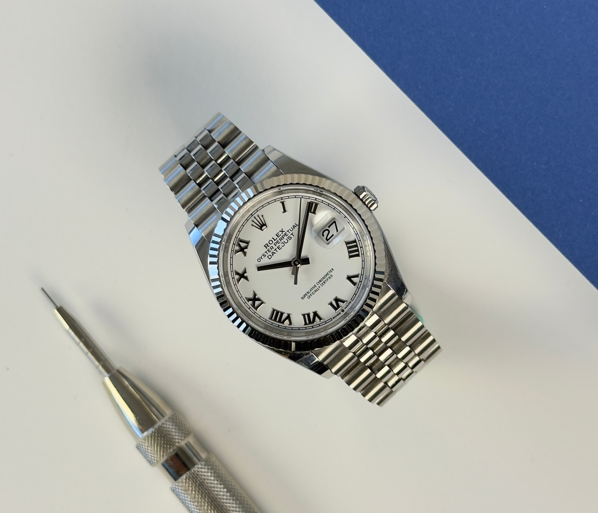 Rolex Datejust 126234 (2024) i stål på Jubilee-lænke med riftet krans i 18kt. hvidguld. Kommer med denne super flotte hvide skive med Roman timemarkører. Uret fremstår i alm. pæn stand. 8/10. Kommer som fuldt sæt: Boks, certifikat