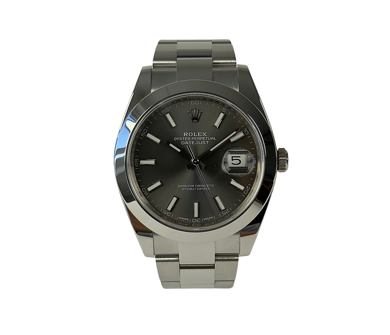 Rolex Datejust 126300 (2017) i stål på Oysterlænke og smooth bezel med Rhodium-skive. Uret fremstår i rigtig flot stand, 9/10. Kommer som fuldt sæt: Bokse, certifikat, manualer, bezelbeskytter, hangtag og whitetag. Oprindelig solgt fra dansk AD.