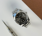 Rolex Datejust 126300 (2017) i stål på Oysterlænke og smooth bezel med Rhodium-skive. Uret fremstår i rigtig flot stand, 9/10. Kommer som fuldt sæt: Bokse, certifikat, manualer, bezelbeskytter, hangtag og whitetag. Oprindelig solgt fra dansk AD.
