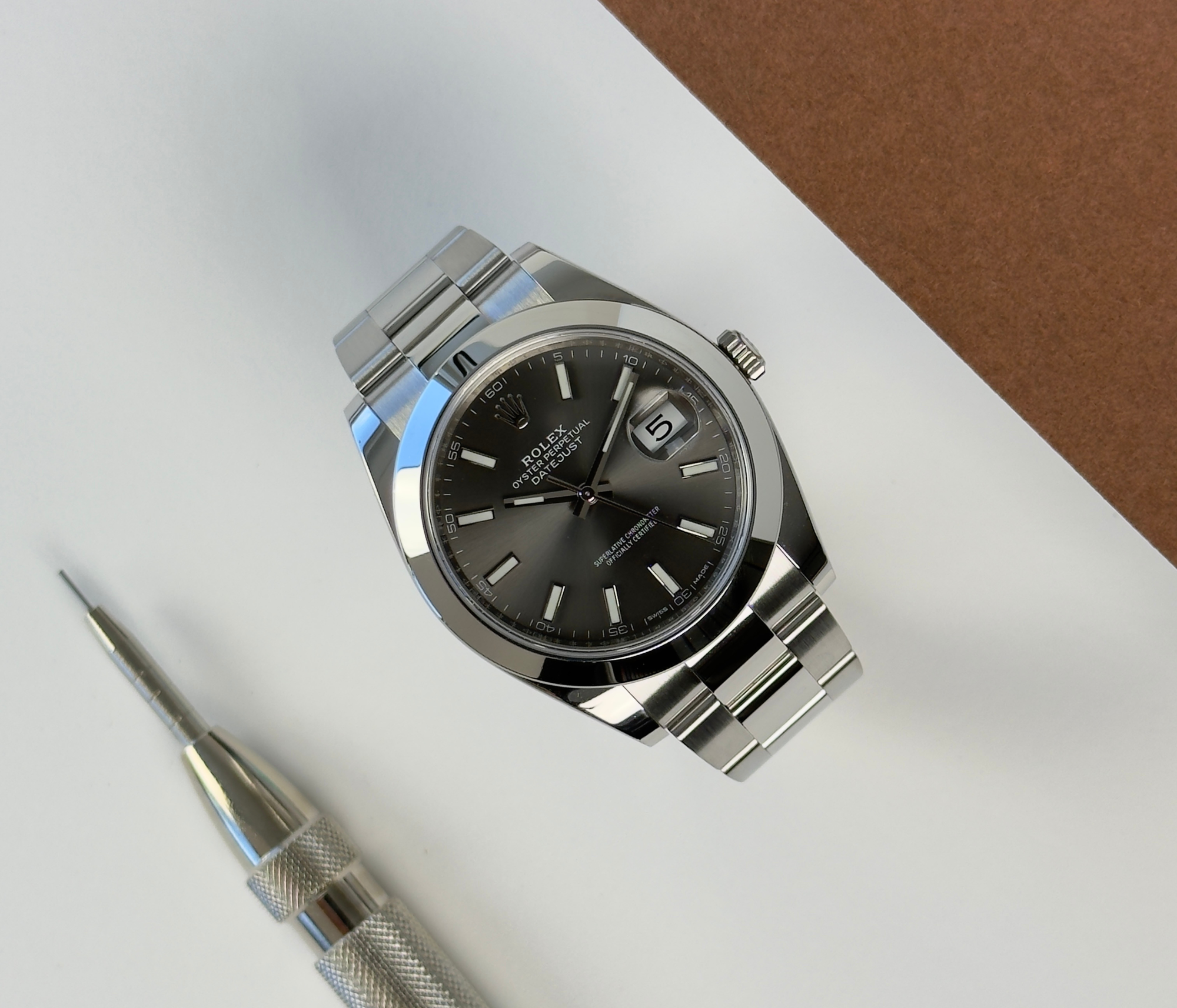 Rolex Datejust 126300 (2017) i stål på Oysterlænke og smooth bezel med Rhodium-skive. Uret fremstår i rigtig flot stand, 9/10. Kommer som fuldt sæt: Bokse, certifikat, manualer, bezelbeskytter, hangtag og whitetag. Oprindelig solgt fra dansk AD.