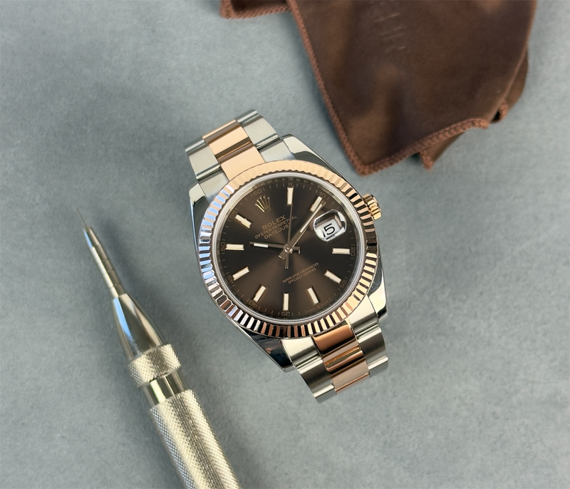 Rolex Datejust 126331 Choco på Oyster-lænke med riflet krans. Fremstår i god stand med brugsspor. Med åbent certifikat.