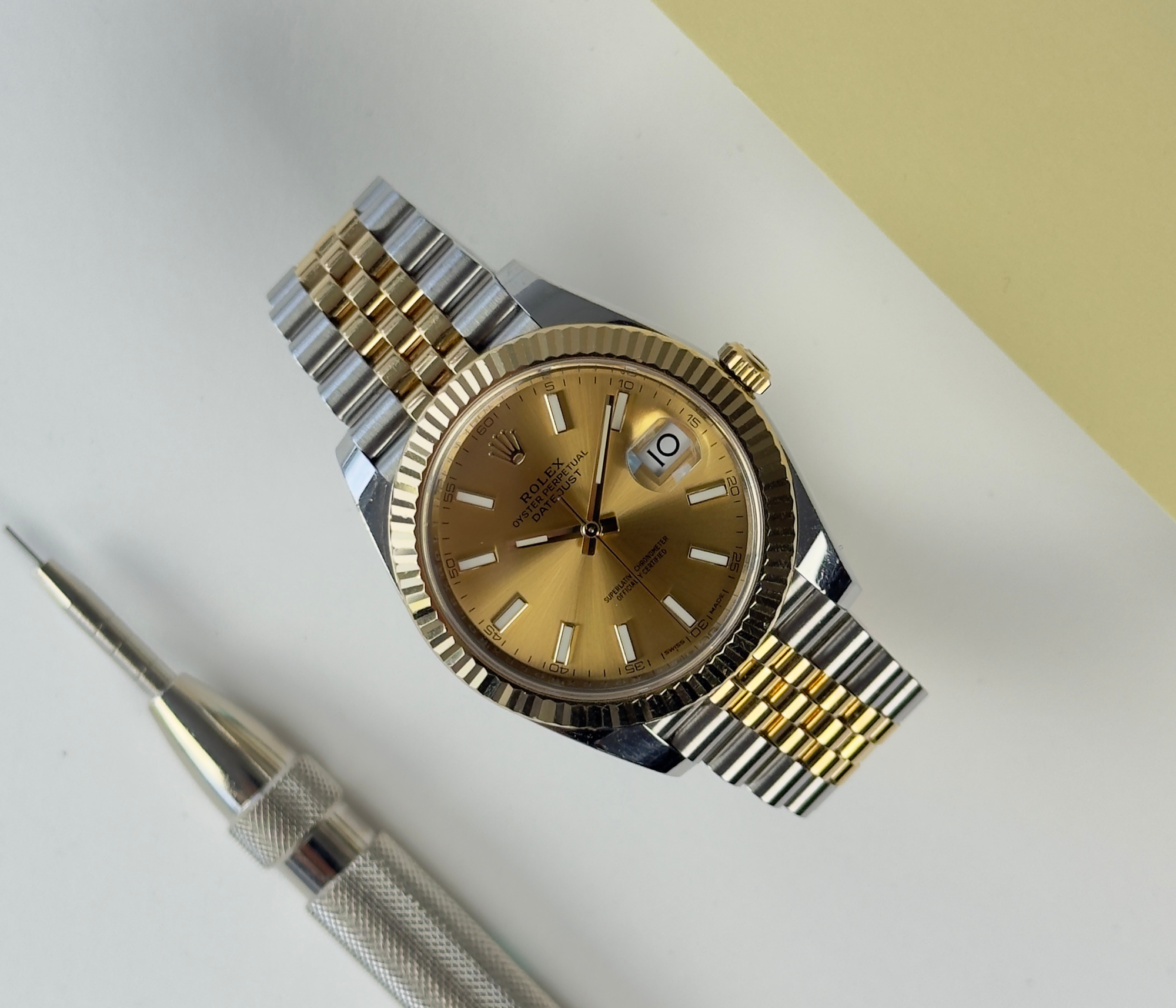 Rolex Datejust 126333 (2018) i 18kt. guld og stål. Uret måler 41 mm og er monteret på en two-tone Jubilee-lænke med riftet/fluted krans i guld og champagneskive. Uret fremstår i alm. stand med brugsspor som let kan poleres, 8/10. Kommer med boks, certifikat, manual og kortholder. 