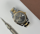 Rolex Datejust 126333 Wimbledon (2010'erne) med riflet krans og Oysterlænke i guld/stål. Uret fremstår i flot stand, 9/10. Kommer med bokse, manualer.