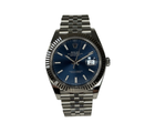 Rolex Datejust 126334 (2026) i stål på Jubilee-lænke med riftet 18kt. hvidguldskrans og eftertragtet blå skive. Uret fremstår i utrolig flot stand med mindre brugsspor, 9.5/10. Kommer som fuldt sæt: Bokse, certifikat, manualer, kortholder, hangtag samt original købskvittering fra dansk AD, maj 2026. 
Uret er omfattet af Rolex World Wide Garanti til 2031.
