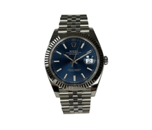 Rolex Datejust 126334 (2026) i stål på Jubilee-lænke med riftet 18kt. hvidguldskrans og eftertragtet blå skive. Uret fremstår i utrolig flot stand med mindre brugsspor, 9.5/10. Kommer som fuldt sæt: Bokse, certifikat, manualer, kortholder, hangtag samt original købskvittering fra dansk AD, maj 2026. 
Uret er omfattet af Rolex World Wide Garanti til 2031.