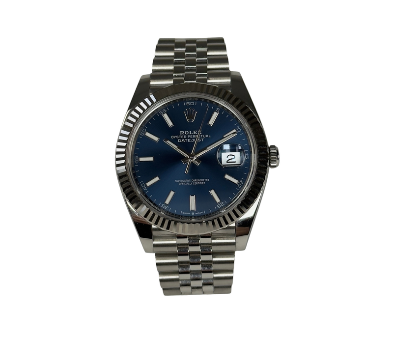 Rolex Datejust 126334 (2026) i stål på Jubilee-lænke med riftet 18kt. hvidguldskrans og eftertragtet blå skive. Uret fremstår i utrolig flot stand med mindre brugsspor, 9.5/10. Kommer som fuldt sæt: Bokse, certifikat, manualer, kortholder, hangtag samt original købskvittering fra dansk AD, maj 2026. 
Uret er omfattet af Rolex World Wide Garanti til 2031.