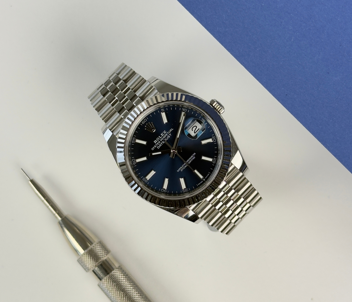 Rolex Datejust 126334 (2026) i stål på Jubilee-lænke med riftet 18kt. hvidguldskrans og eftertragtet blå skive. Uret fremstår i utrolig flot stand med mindre brugsspor, 9.5/10. Kommer som fuldt sæt: Bokse, certifikat, manualer, kortholder, hangtag samt original købskvittering fra dansk AD, maj 2026. 
Uret er omfattet af Rolex World Wide Garanti til 2031.