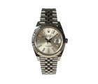 Rolex Datejust 126334 (2021) med sølvskive på Jubilee-lænke og riflet krans. Uret fremstår i alm. stand med brugsspor, som let kan poleres, 8/10. Kommer med boks, certifikat, manual, hangtag og whitetag.