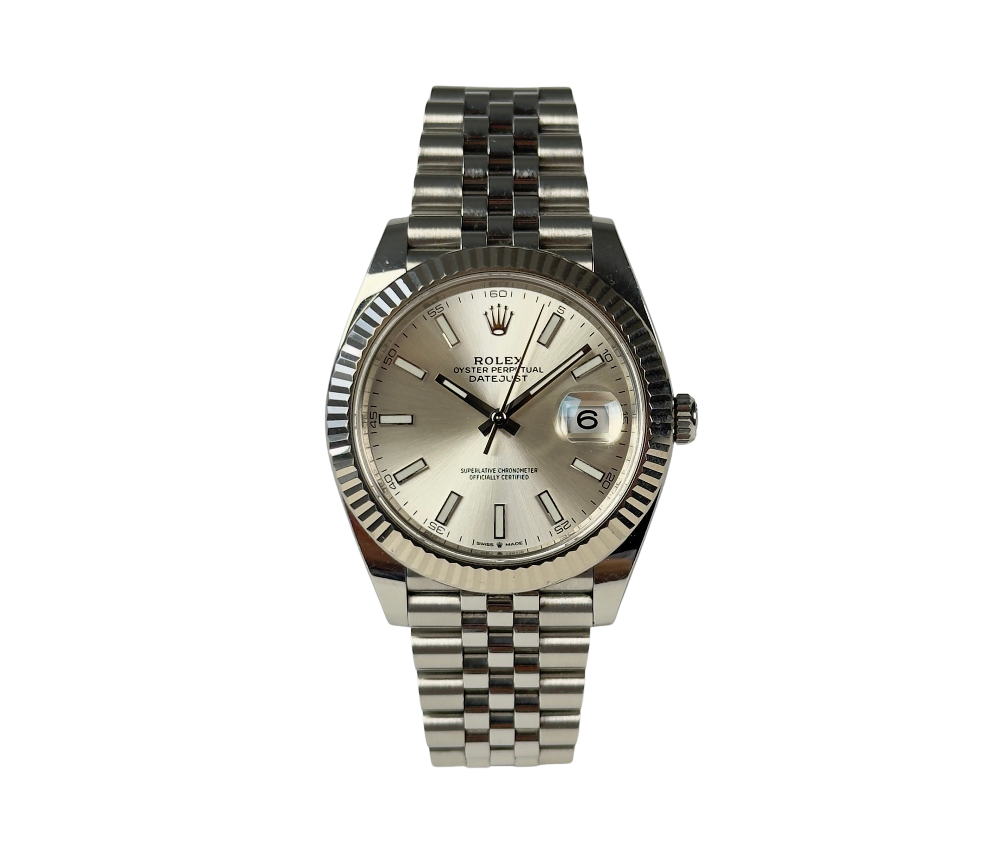 Rolex Datejust 126334 (2021) med sølvskive på Jubilee-lænke og riflet krans. Uret fremstår i alm. stand med brugsspor, som let kan poleres, 8/10. Kommer med boks, certifikat, manual, hangtag og whitetag.